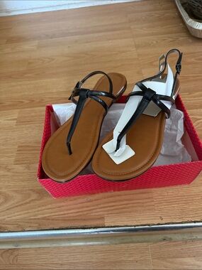 Kelly & Katie Black T-Strap Sandals with Tan Footbed